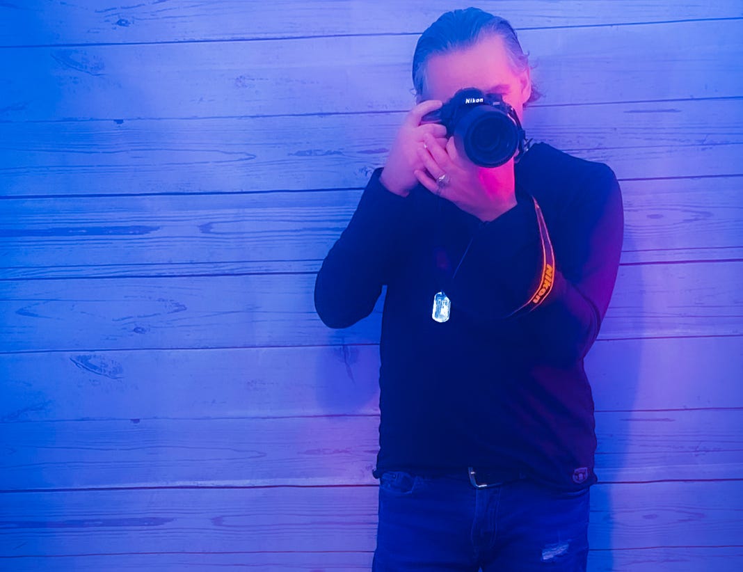 Pierre Dassylva artiste, musicien, photographe - cinéaste.Autodidacte dans plusieurs domaines et avec plus de 25 années d’expériences en photographie, j’ai développé une expertise unique en photographie de spectacles.  Une façon de faire qui permet de transmettre l’expérience de la scène comme si on y était.  Étant moi-même musicien je peux rapidement capter l’émotion que l’artiste souhaite rendre sur la scène et anticiper les meilleurs moments pour la prise de photos.  Les conditions de faible lumière, des mouvements et d’effets d’éclairages qui changent constamment font d’un spectacle le pire environnement pour la photographie.  Avec ma technique je réussi à rendre l’émotion de la scène fluide et chaleureuse pour le bénéfice de tous les fans.   Gestionnaire de plus de 30 années d’expérience pour le gouvernement du Québec et actuellement directeur du Ministère de la Culture et des Communications (MCC), le milieu culturel n’a plus de secret pour moi et est une passion constante.  